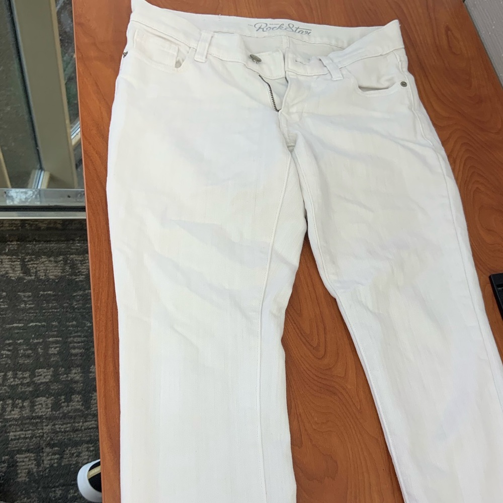 Size 6 white Old Navy jeans.